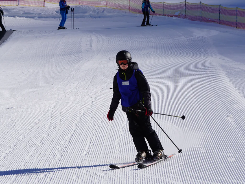 Skifahrer zieht einen Schwung auf der Piste.